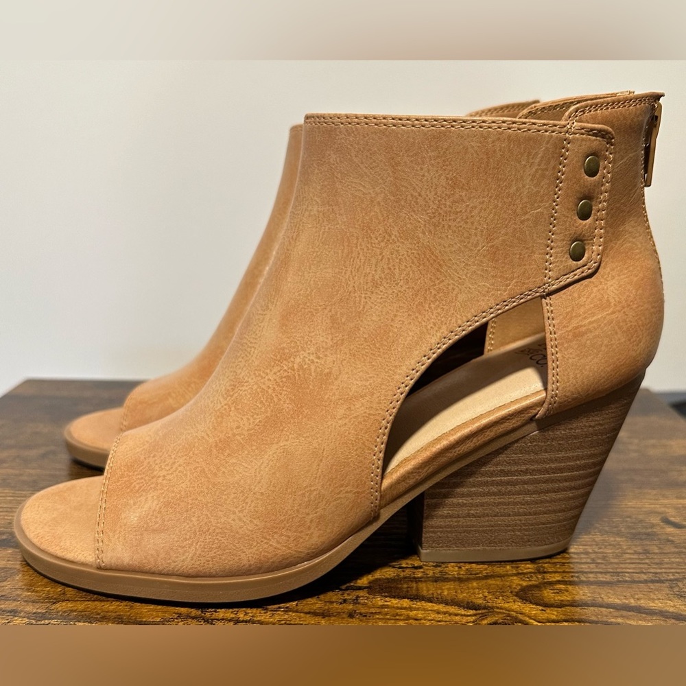 Frye and Co. Women’s Greyson Camel Heeled Sandals NWT Size 7